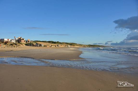 Ainda muito cedo, praia vazia em Punta del Diablo, no litoral do Uruguai
